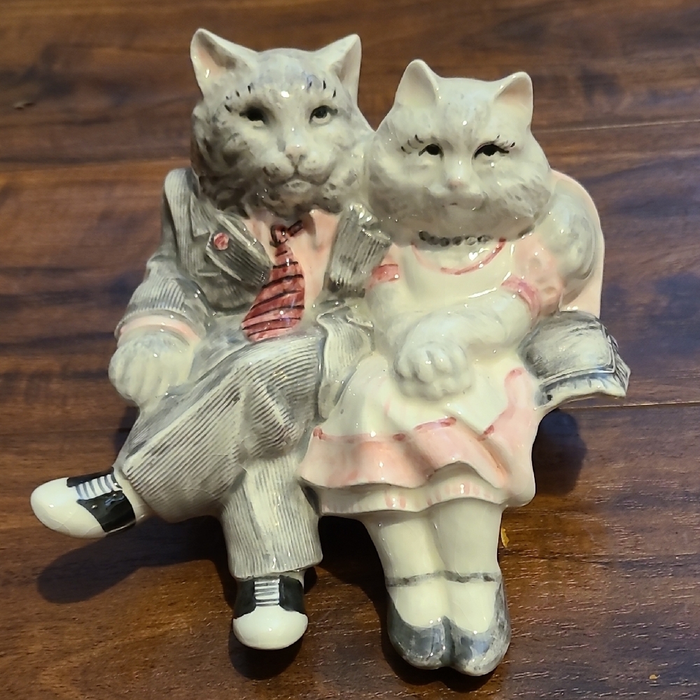 Charming Cat Couple Figurine - Gray and Pink